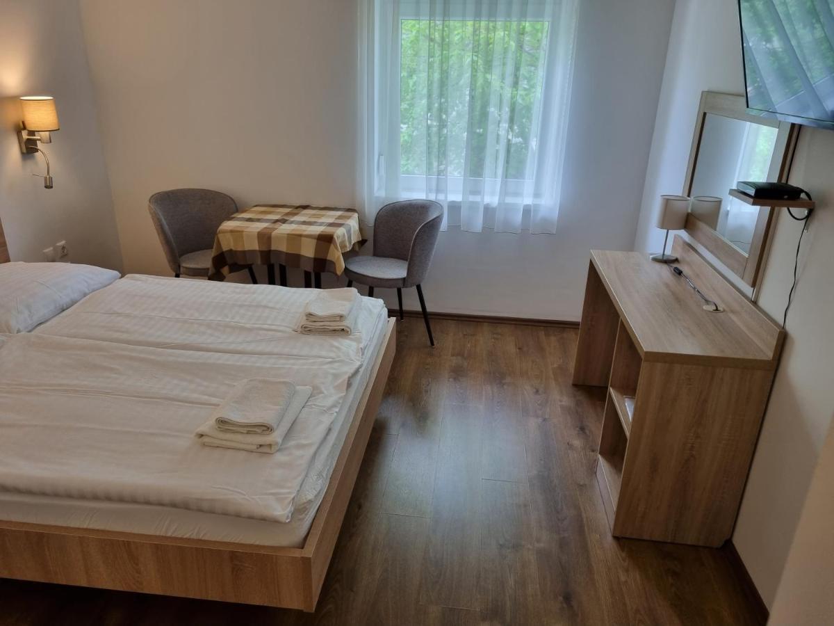 Adam Apartmanhaz Siófok Chambre photo