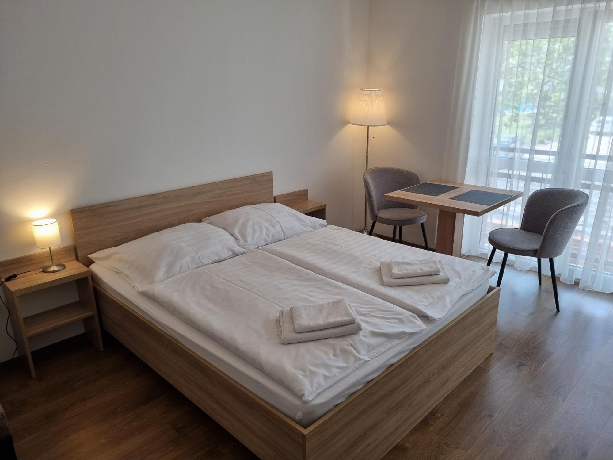 Adam Apartmanhaz Siófok Chambre photo