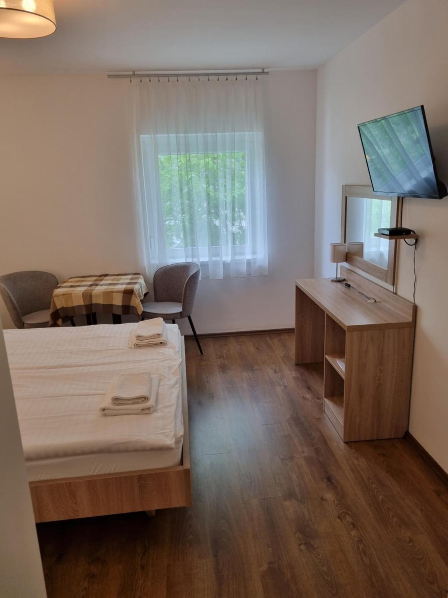Adam Apartmanhaz Siófok Chambre photo